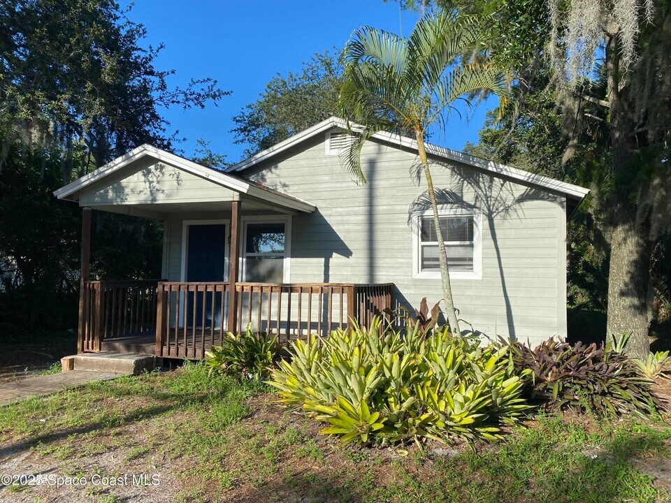 1907 Fletcher St in Melbourne, FL - Building Photo