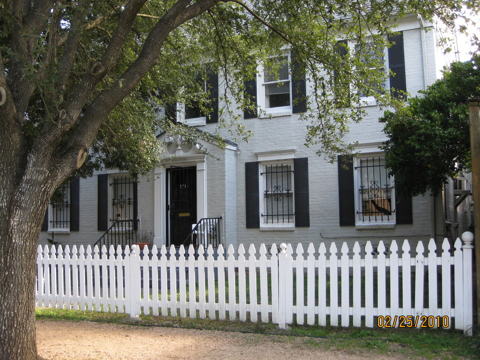 Banks 6 in Houston, TX - Building Photo