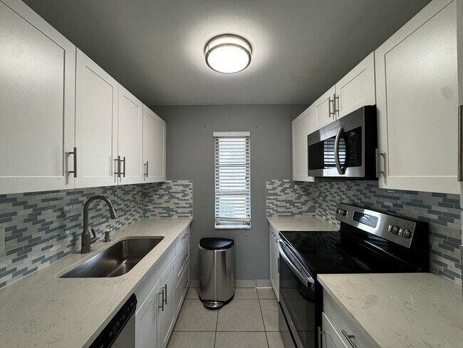 73 East Ct in Royal Palm Beach, FL - Building Photo - Building Photo