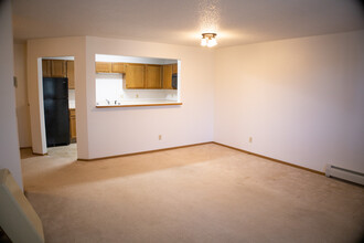 College Park Apartments in Bismarck, ND - Building Photo - Building Photo