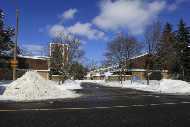 250-300 Bridletowne Cir in Toronto, ON - Building Photo - Primary Photo