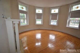 1812 Beacon St, Unit 2 in Brookline, MA - Building Photo - Building Photo