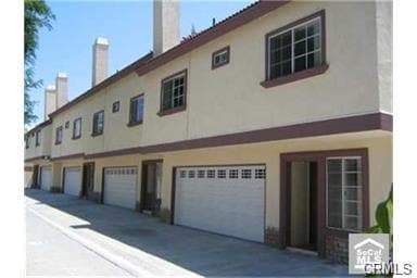 8227 Alhambra Ave in Paramount, CA - Foto de edificio - Building Photo