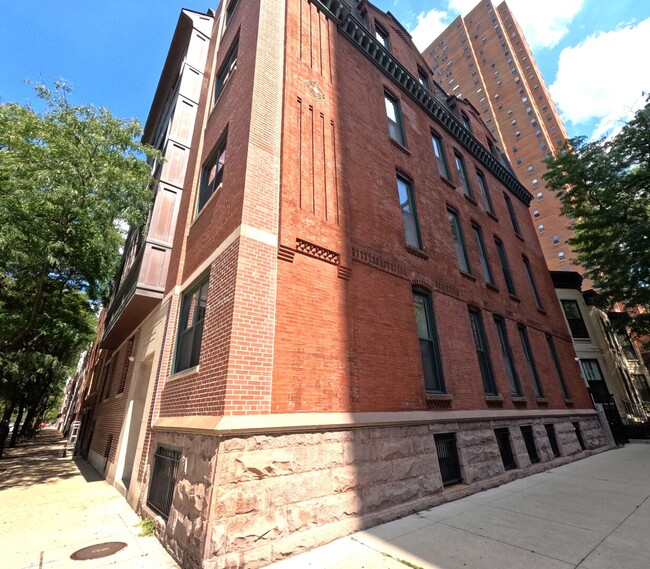 property at 851 N La Salle Dr