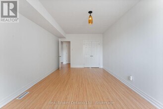 985-985 Kingsway Dr in Burlington, ON - Building Photo - Building Photo