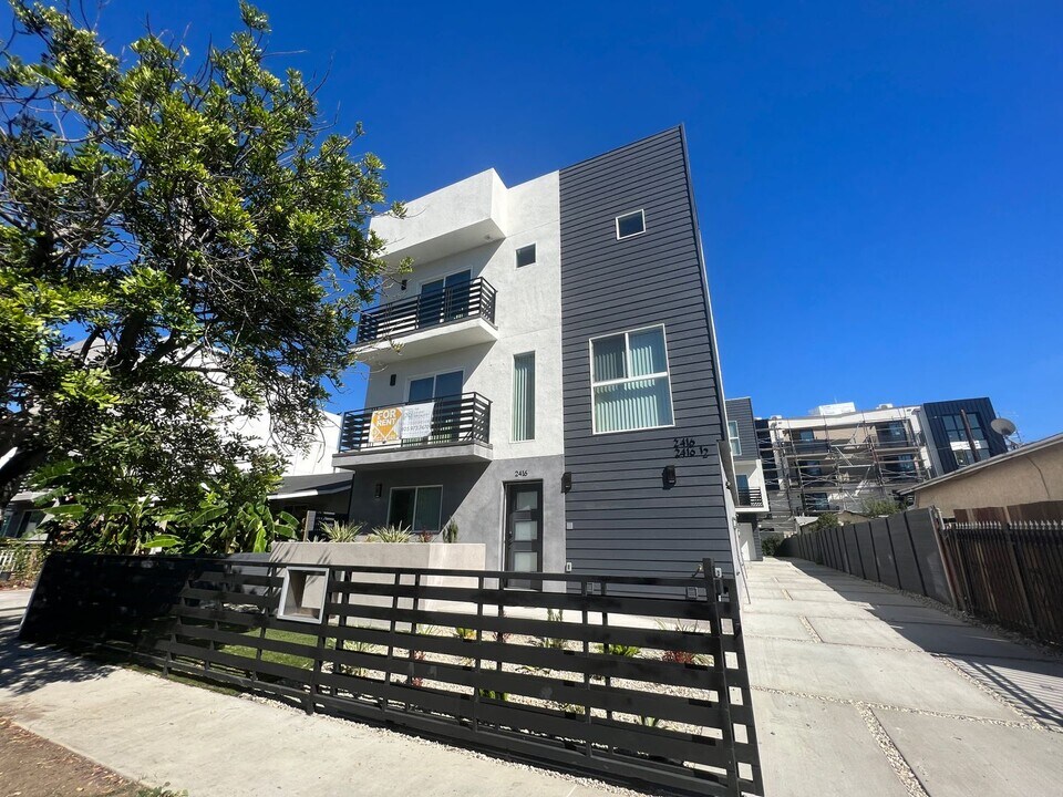 2416 Carmona Ave, Unit 2416 in Los Angeles, CA - Building Photo