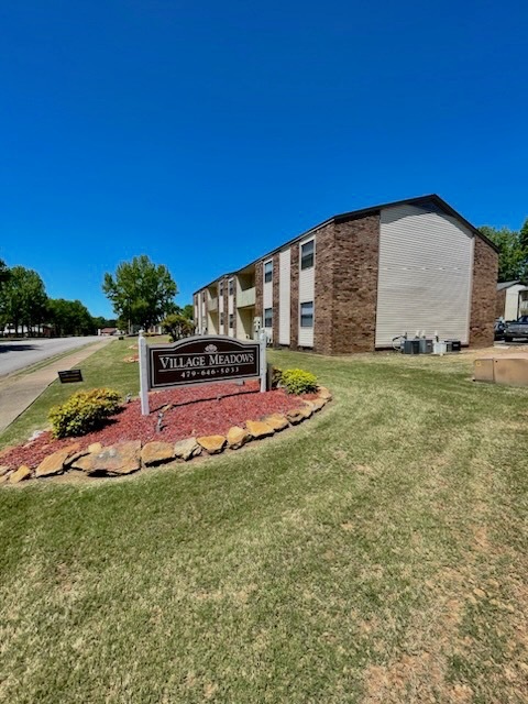 Village Meadows Apartments in Fort Smith, AR - Foto de edificio