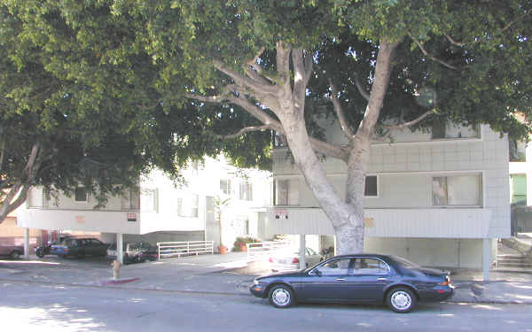 2429-2435 N Beachwood Dr in Los Angeles, CA - Foto de edificio