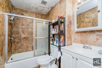 Bay Street, Unit 587 in Staten Island, NY - Foto de edificio - Building Photo