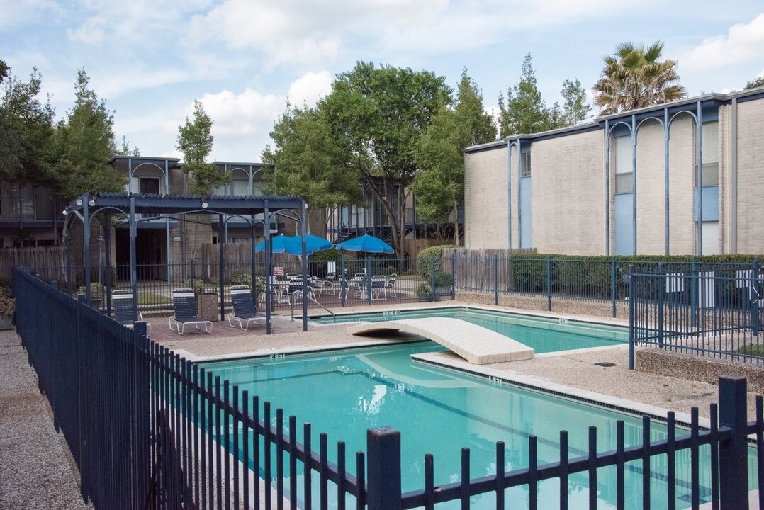 Pont Alba in Bellaire, TX - Building Photo