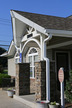 Falcon Crest Apartments in Louisville, KY - Building Photo - Building Photo