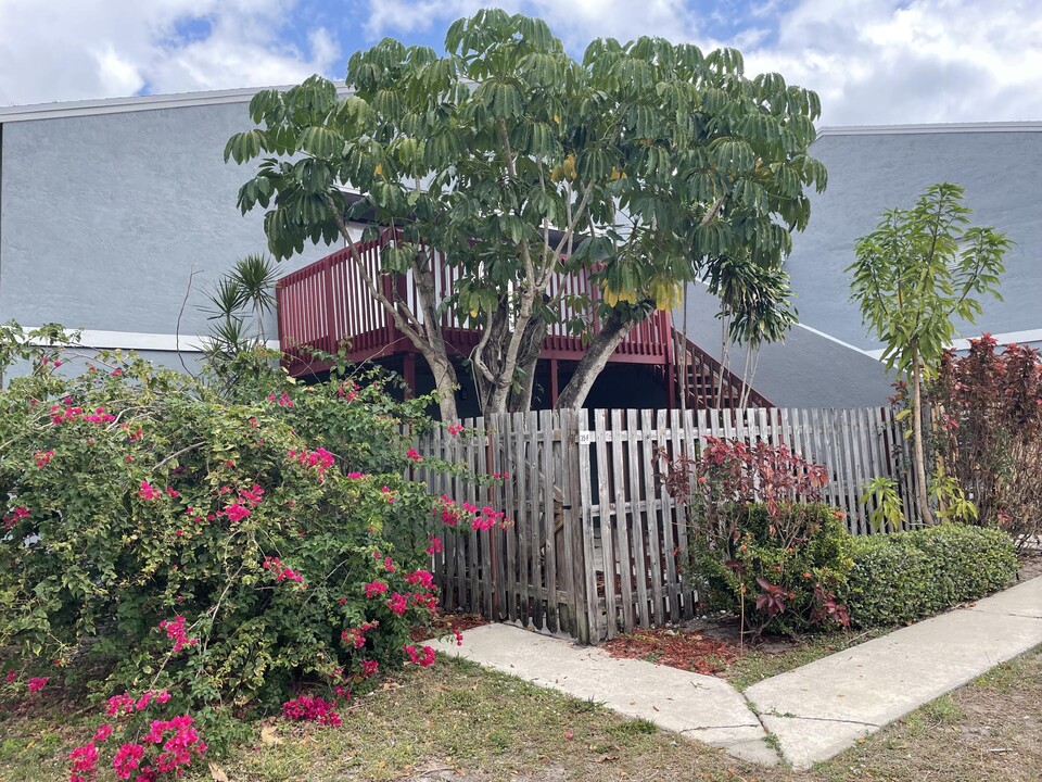 35 Crossings Cir in Boynton Beach, FL - Building Photo