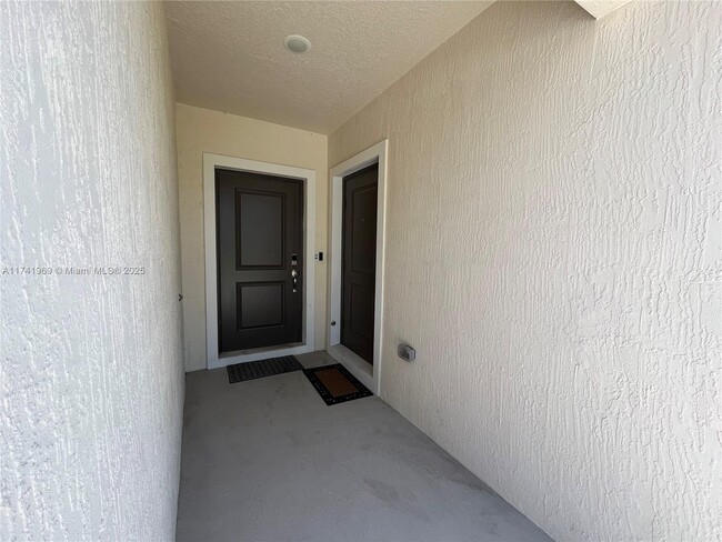 1685 SW Edinburgh Dr in Port St. Lucie, FL - Building Photo - Building Photo