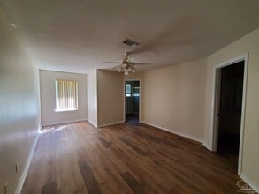 2490 Vale Dr in Navarre, FL - Building Photo - Building Photo