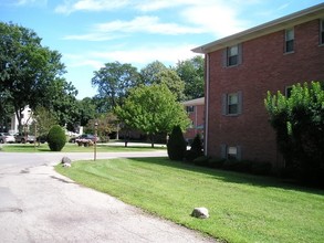 Brockway Court Apartments in Palatine, IL - Building Photo - Building Photo