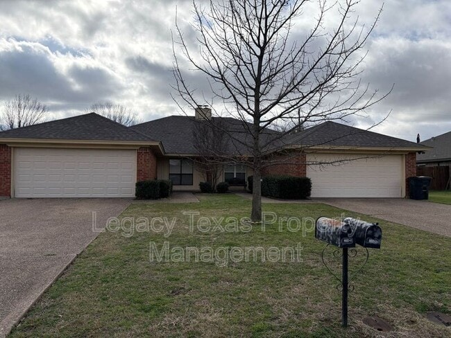 1208 Lindsey Ln in Cleburne, TX - Building Photo - Building Photo