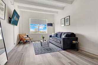 1300 Collins Ave in Miami Beach, FL - Foto de edificio - Building Photo