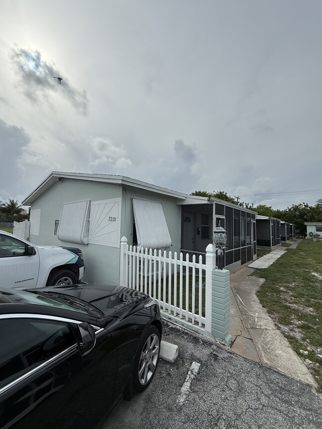 2213 Lincoln St, Unit 2 in Hollywood, FL - Building Photo - Building Photo