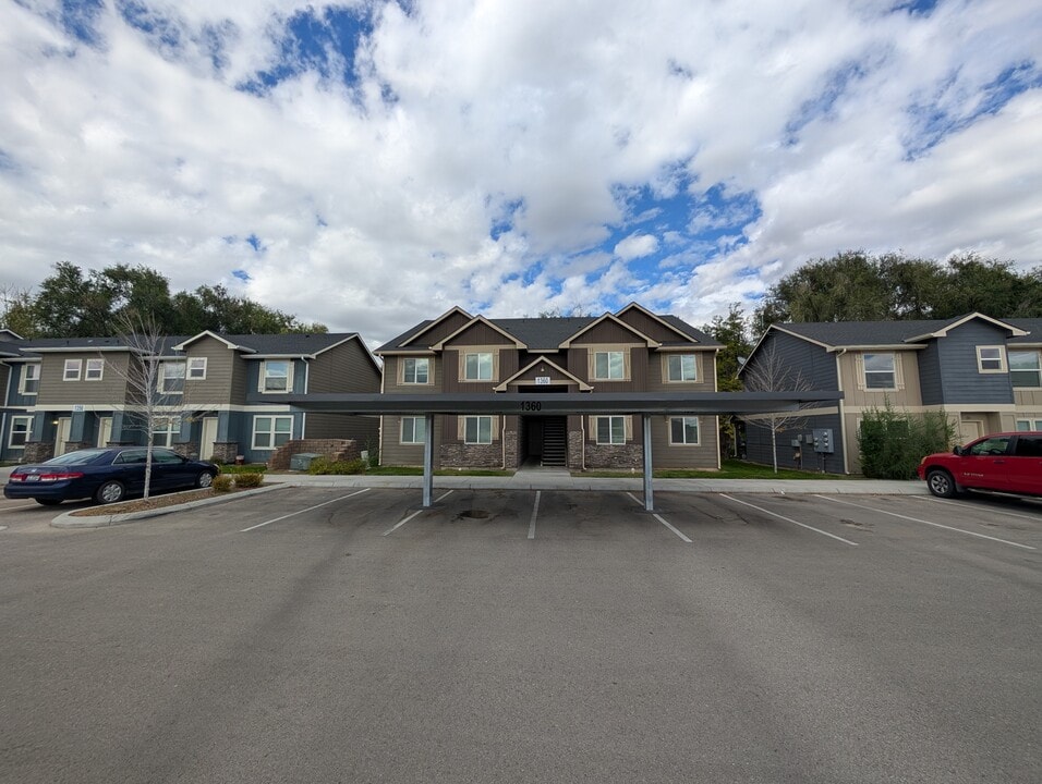 1360 S Edgewater Cir, Unit 101 in Nampa, ID - Building Photo