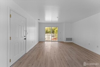 1025 Dogwood Ct in New Brunswick, NJ - Building Photo - Building Photo