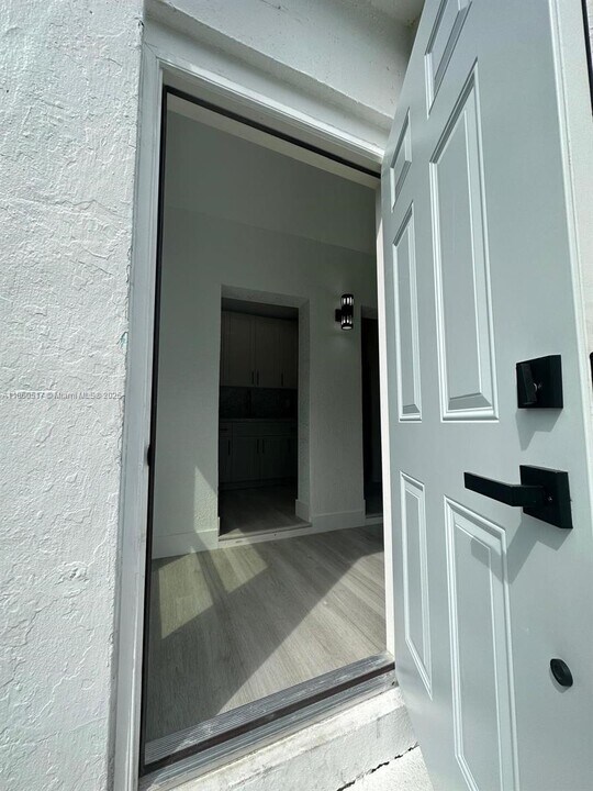 1090 NW 77th St in Miami, FL - Building Photo
