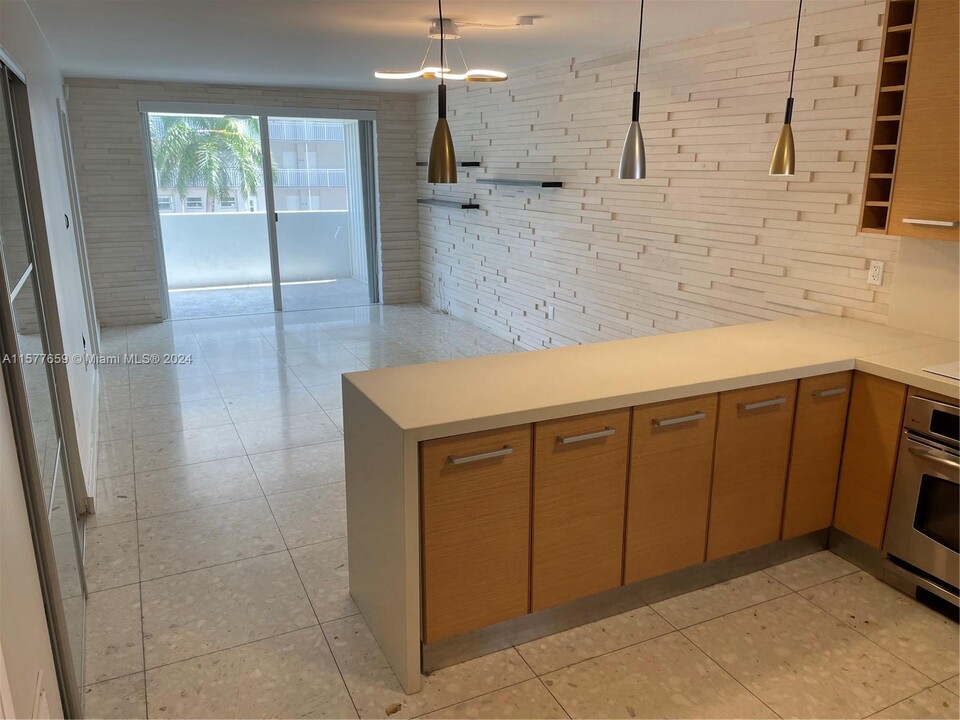 1331 Lincoln Rd in Miami Beach, FL - Building Photo