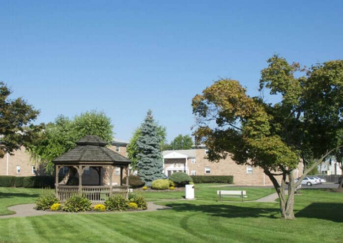 Liberty Bell Village Apartments in Little Ferry, NJ - Foto de edificio