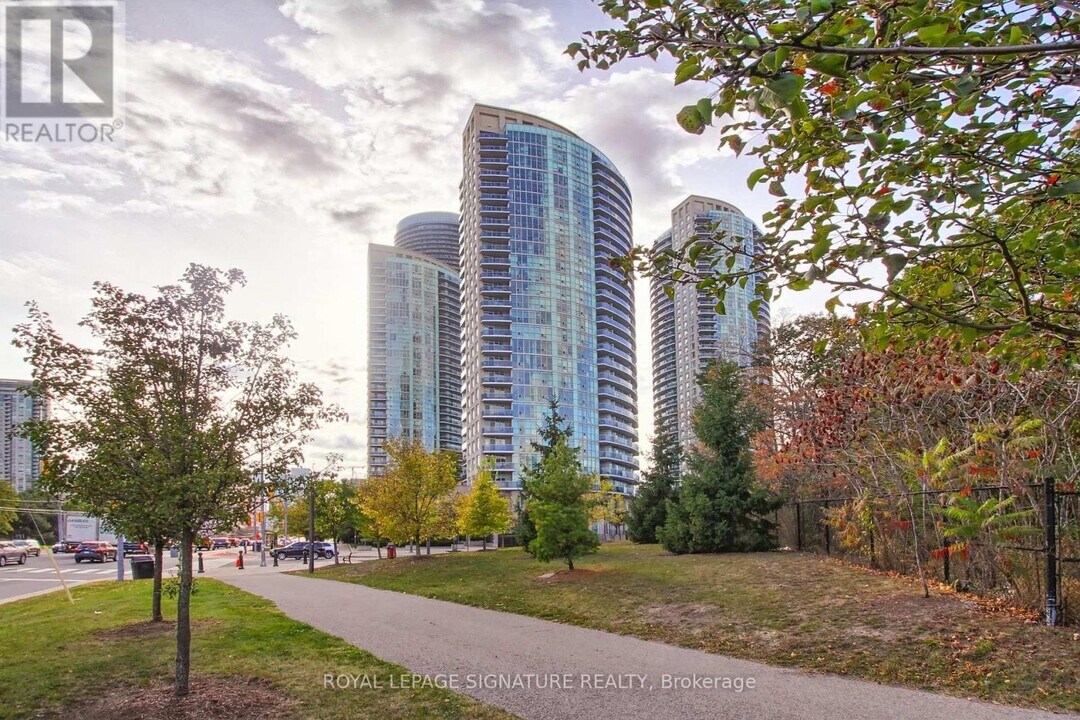 90 Absolute Ave in Mississauga, ON - Building Photo