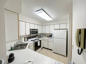 100 Rosemary Way in Needham, MA - Foto de edificio - Building Photo