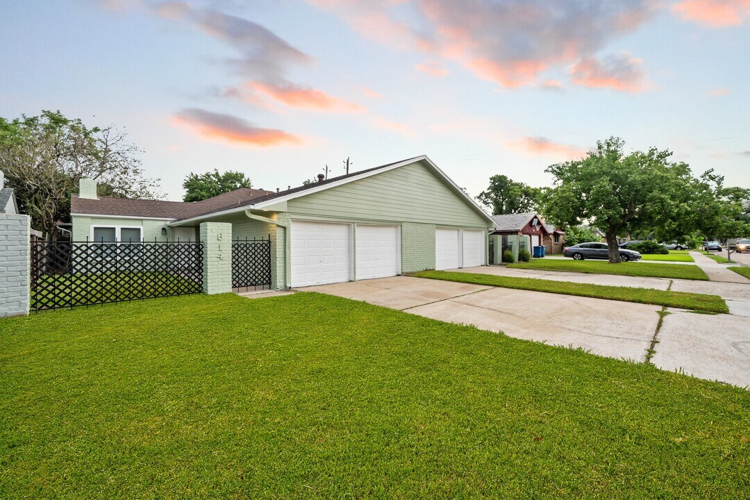 614 Cole St in Webster, TX - Building Photo