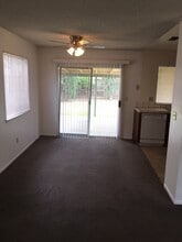 1003 Salem Dr in Hanford, CA - Building Photo - Building Photo