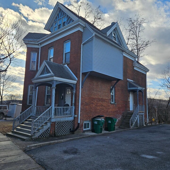 28 S Clover St in Poughkeepsie, NY - Building Photo