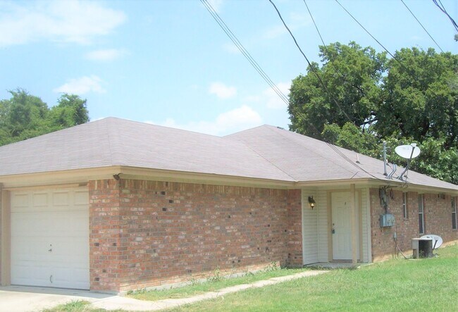 1002 W Avenue B in Copperas Cove, TX - Foto de edificio - Building Photo