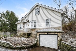 1030 Franklin Dr in Bethel Park, PA - Building Photo