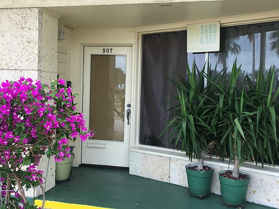 909 University Blvd in Galveston, TX - Building Photo