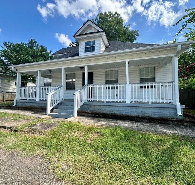 property at 611 W 4th St