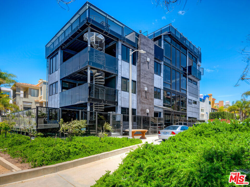 5115 Vía Donte in Marina Del Rey, CA - Building Photo