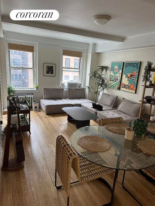 25 E 10th St in New York, NY - Building Photo