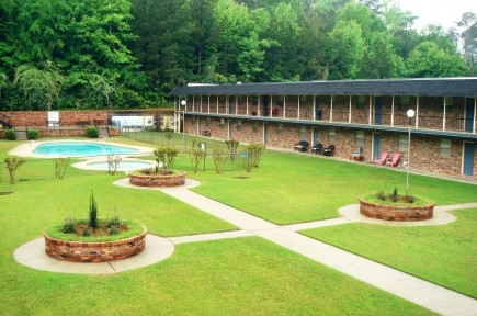 Four Fountain Apartments in Meridian, MS - Building Photo