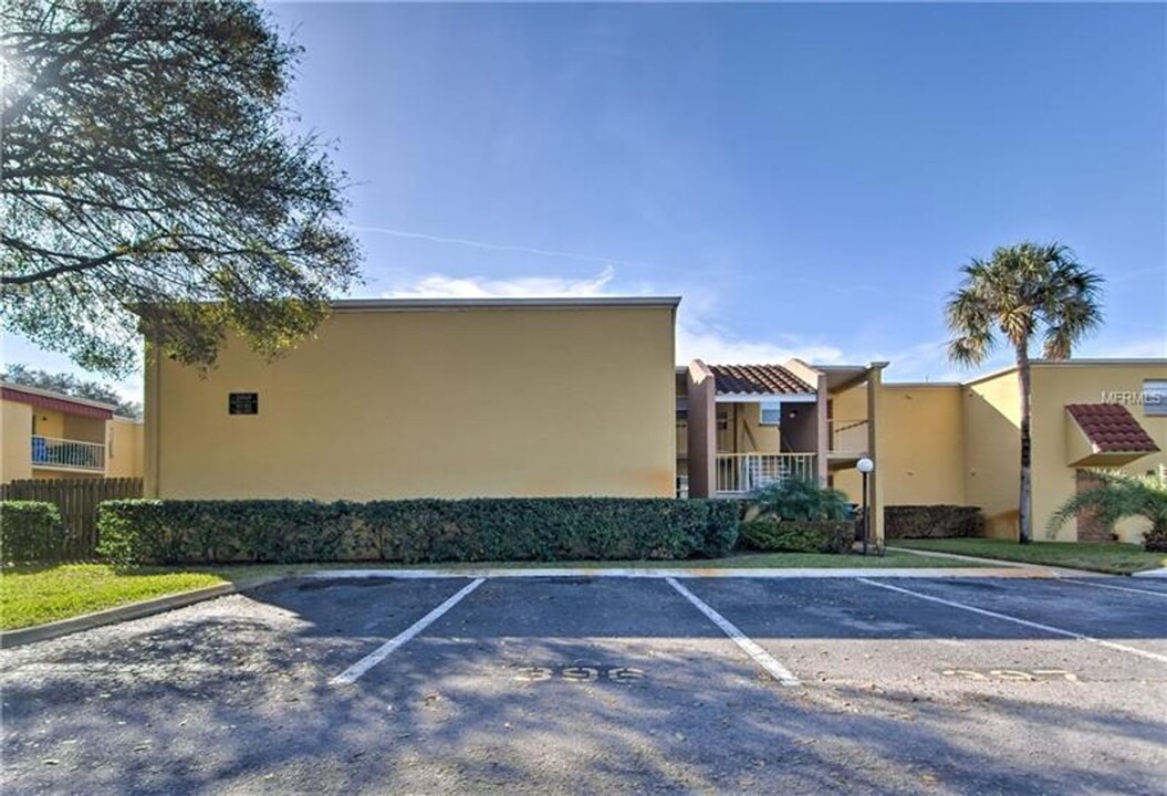 2868 Somerset Park Dr in Tampa, FL - Building Photo