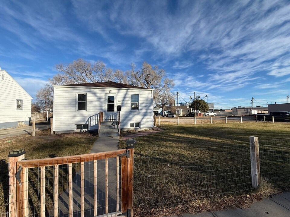 305 W 15th St in Scottsbluff, NE - Building Photo