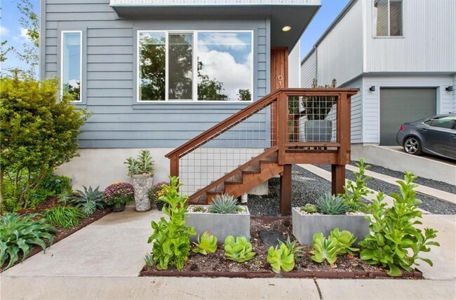705 N Bluff Dr in Austin, TX - Building Photo - Building Photo