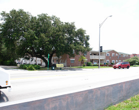 Continental West Apartments in North Miami, FL - Building Photo - Building Photo