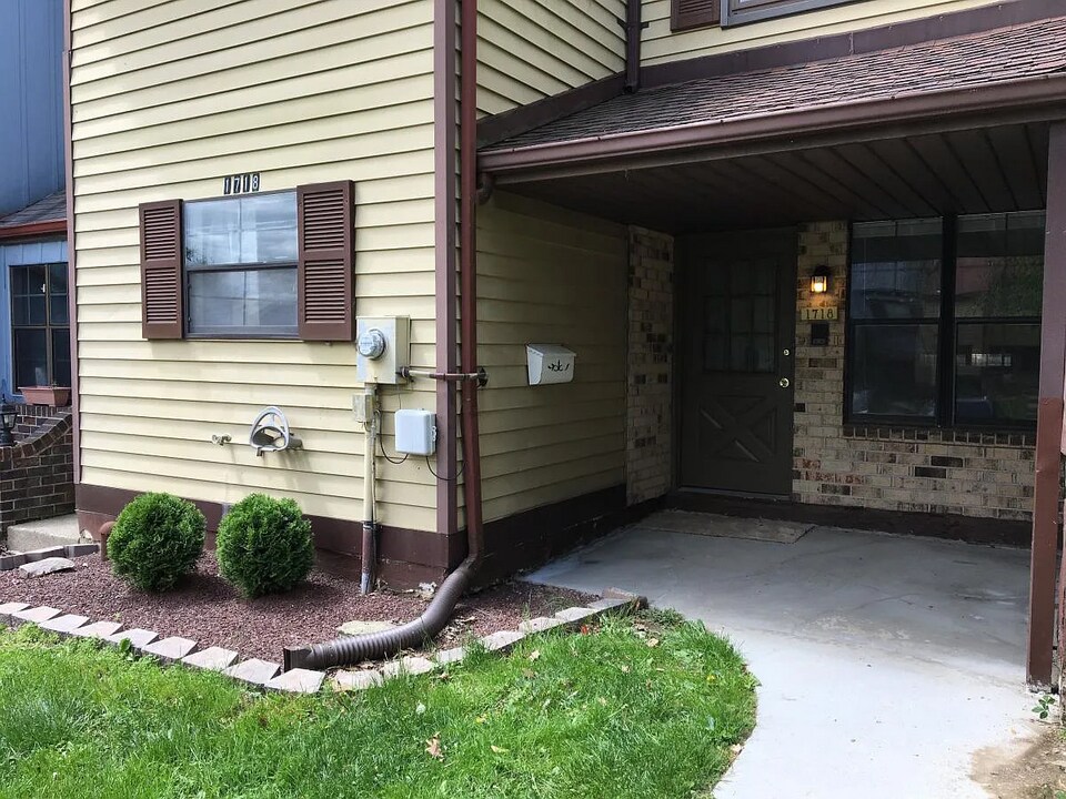 1718 Redwood Ct in Allentown, PA - Foto de edificio