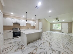 1306 N 9th St in Conroe, TX - Building Photo - Building Photo