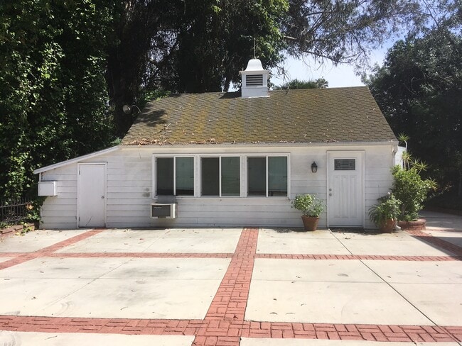 property at 10985 W Sunset Blvd