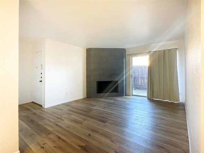 9350 Country Creek St in Houston, TX - Foto de edificio - Building Photo