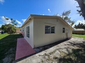 1320 NE 211th Ter in Miami, FL - Foto de edificio - Building Photo