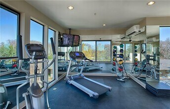 1512 Forest Trail in Austin, TX - Foto de edificio - Building Photo