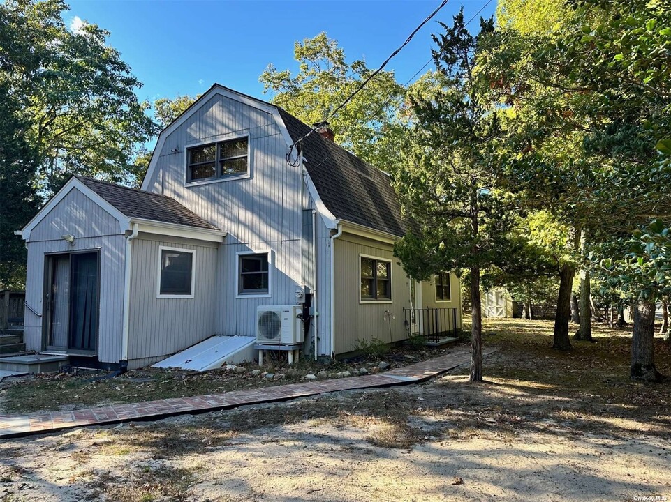 95 Red Creek Rd in Hampton Bays, NY - Building Photo